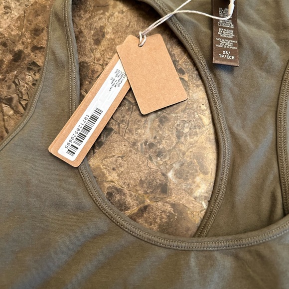 NWT Skims Vintage Cropped Racerback Tank Army - Picture 4 of 5